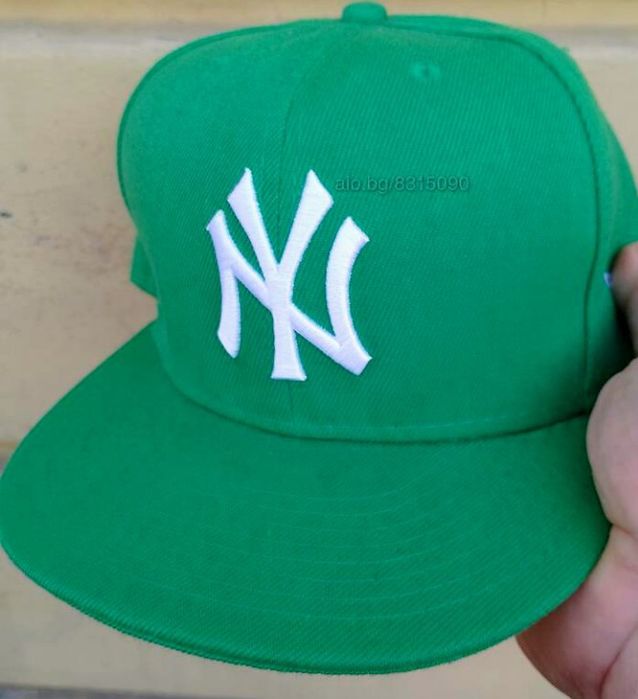 Раперска шапка с козирка.