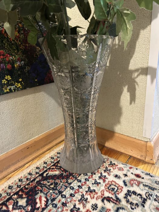 Кристални чаши и ваза