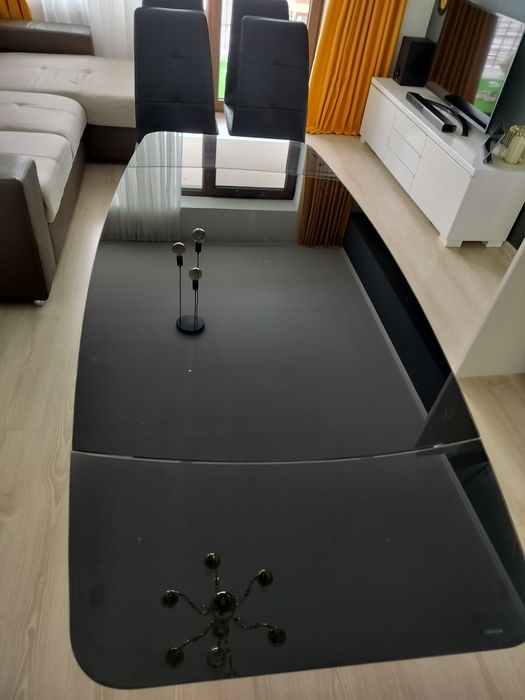 Masă de sticlă extensibilă.