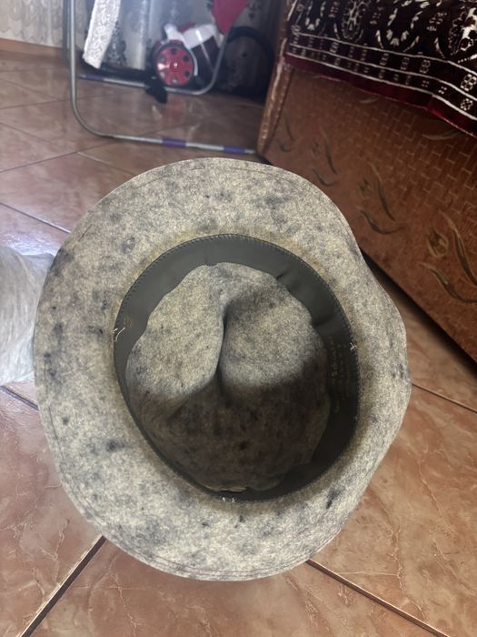 Palarie vinatge cu insigne