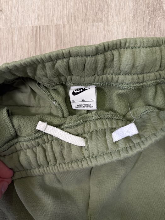 Долнище на Nike.