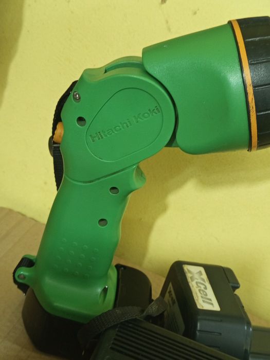 Винтоверт+прожектор+батерии  комплект HITACHI