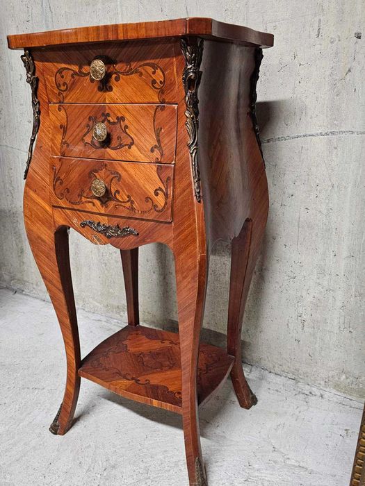 Изящен шкаф с обков от месинг