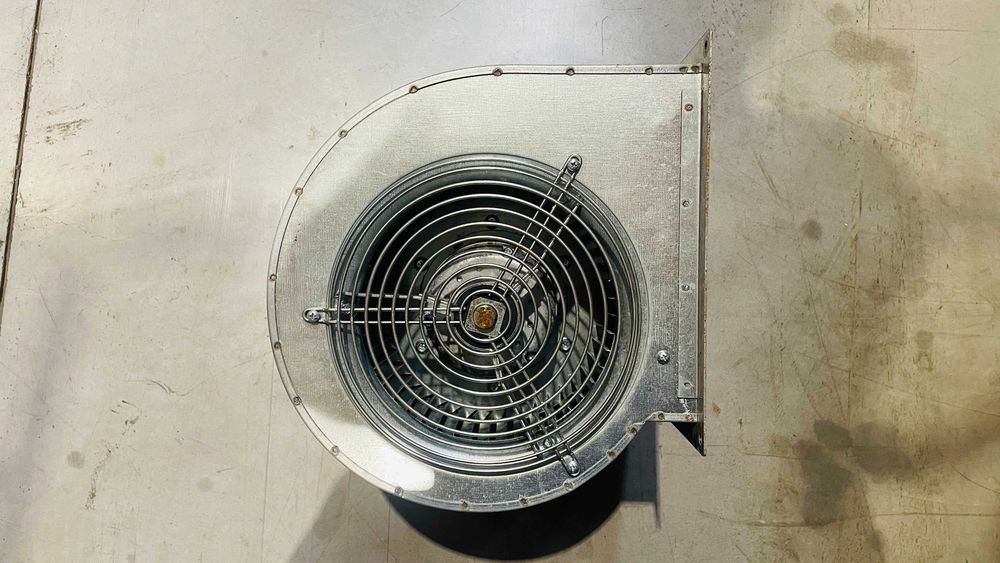 Ventilator centrifugal pentru hote de perete, nou, debit maxim 2500 mc/h.