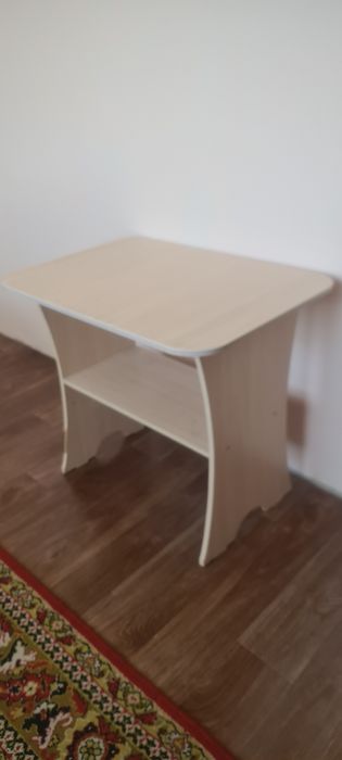 Продам стол кухонный небольшой б/у