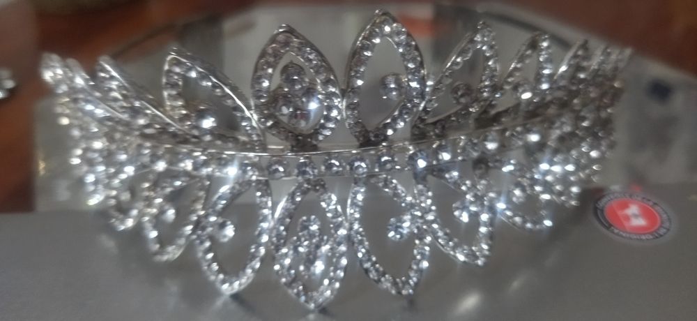 Продается брошка из рубинов , брошь полукруглая , корона для невест