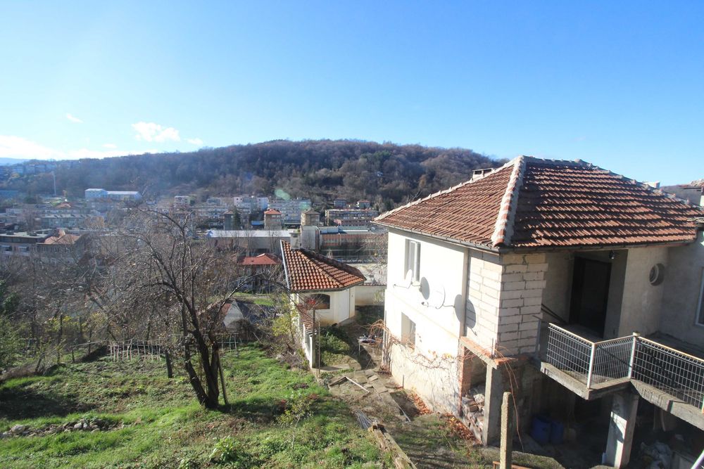 Къща с двор в центъра на гр. Габрово