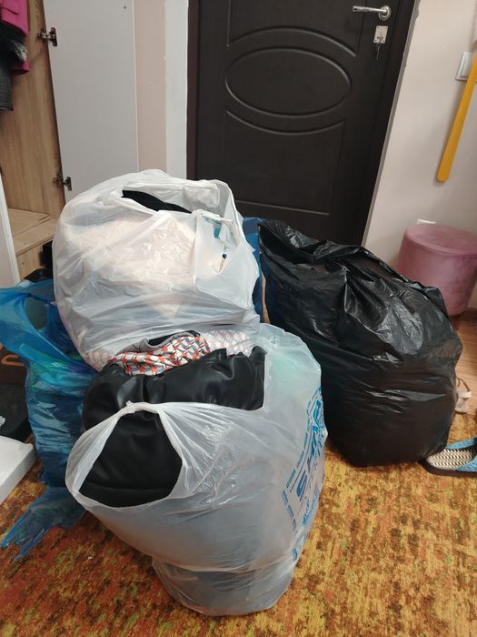 Отдам пакеты с б/у одеждой.