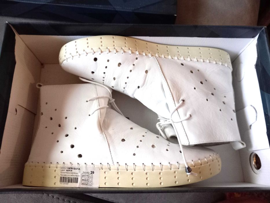 Български кожени ботички с перфорации и връзки – № 39 (чисто нови)