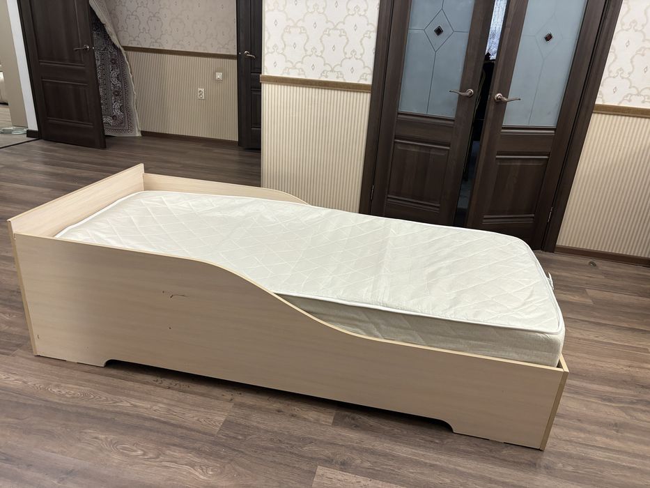 Кровать с матрасом