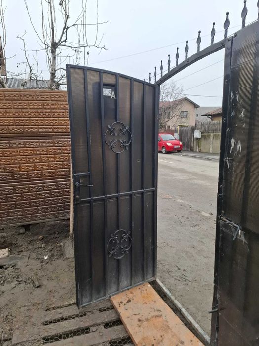 Porti auto din fier cu poarta pietonala