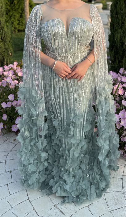 Официална зелена рокля с камъни и цветя