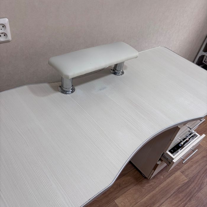 Маникюрный стол б/у