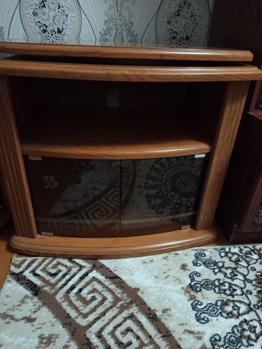 Продам тумбу под телевизор
