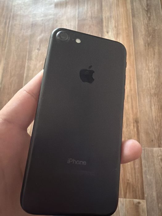 Продаю обычный Iphone 7