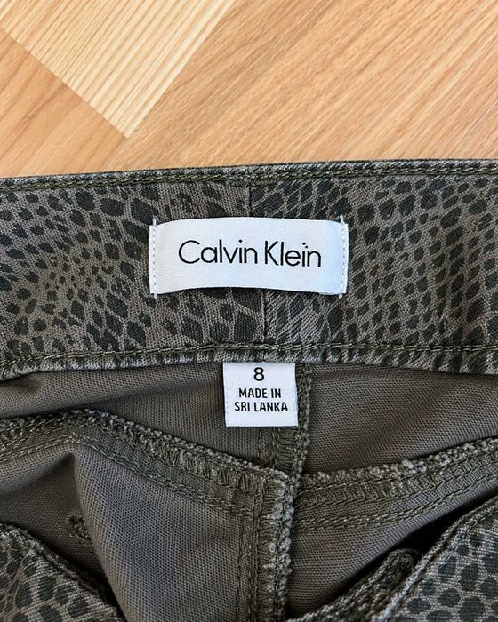 Pantaloni scurți damă Calvin Klein animal print snake cu tiv franjurat Mărimea M