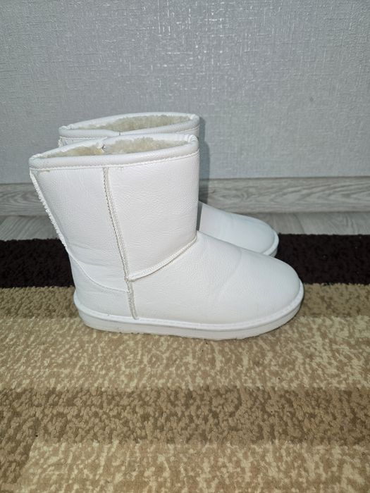 Продам зимние угги на девочку