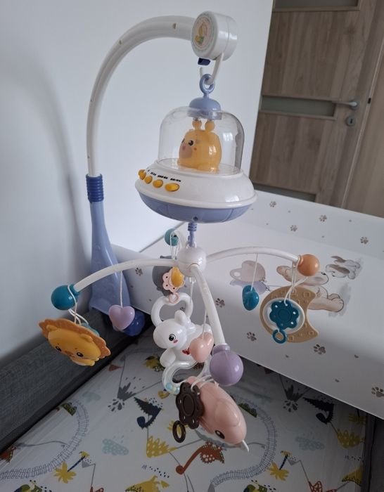 Patut Joie + saltea + carusel+ lenjerii + salteluta de infasat