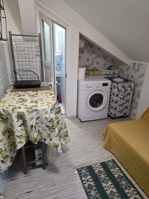 Vând garsoniera la mansardă, etaj 3, baie proprie