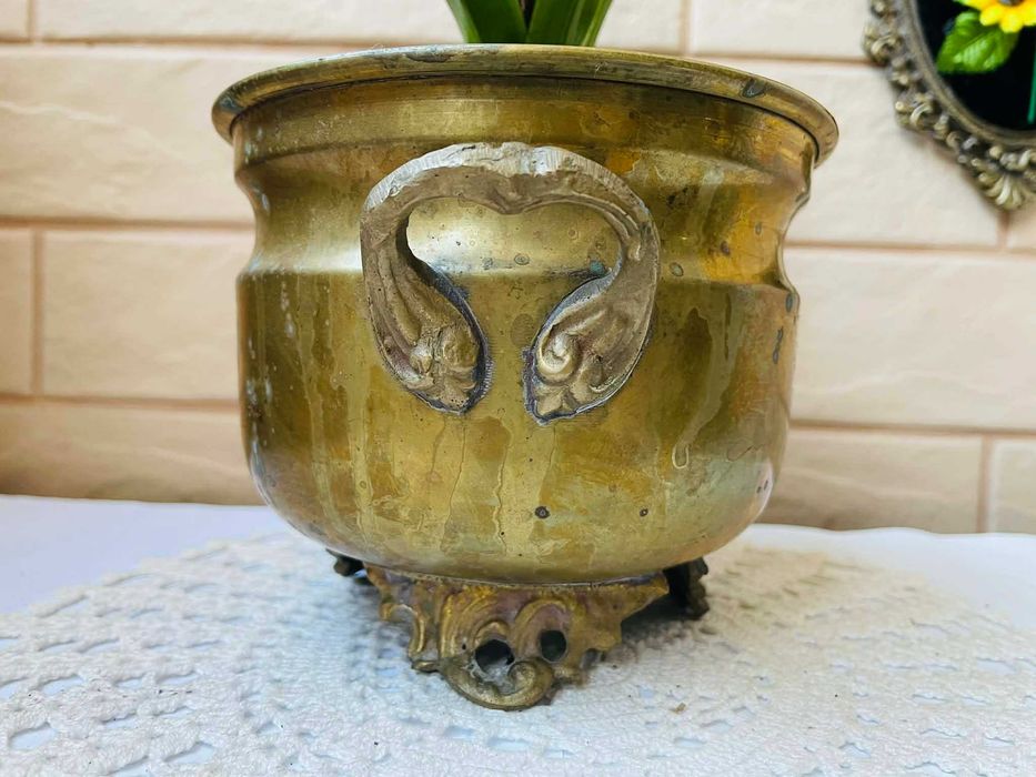 Красива месингова кашпа от Англия със зюмбюл