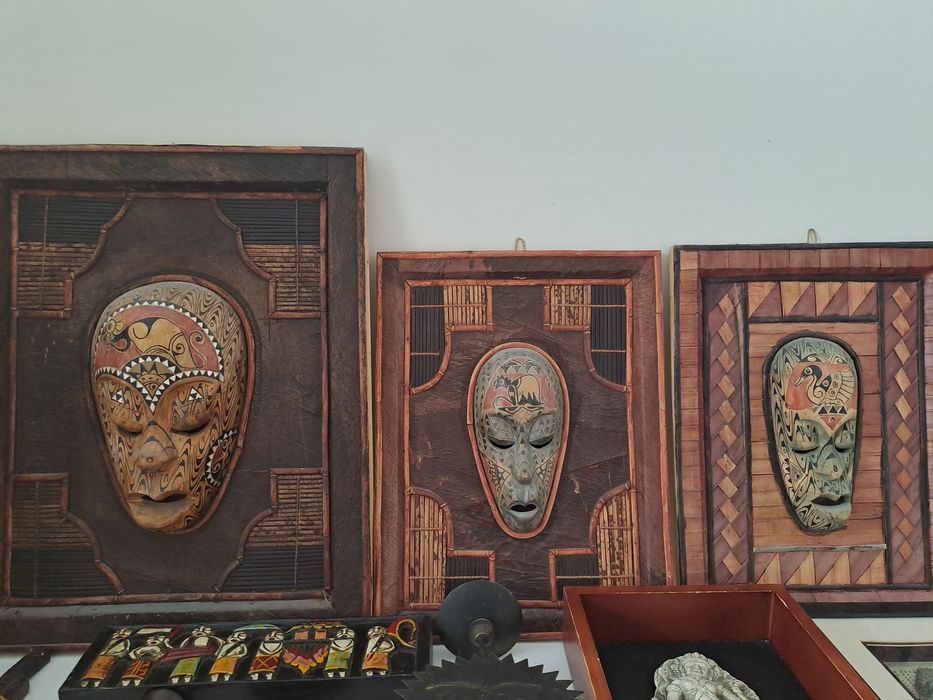 Маски, картини и свещници за декорация