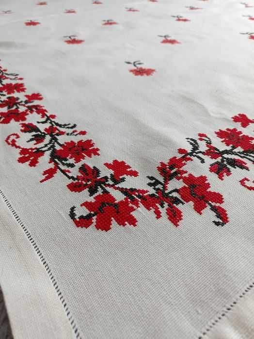 Porturi naționale broderii + o icoană brodată cadou