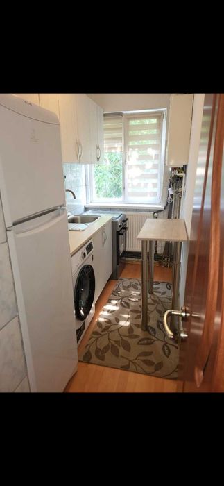 Proprietar închiriez apartament cu trei camere semidecomandat în Bacău