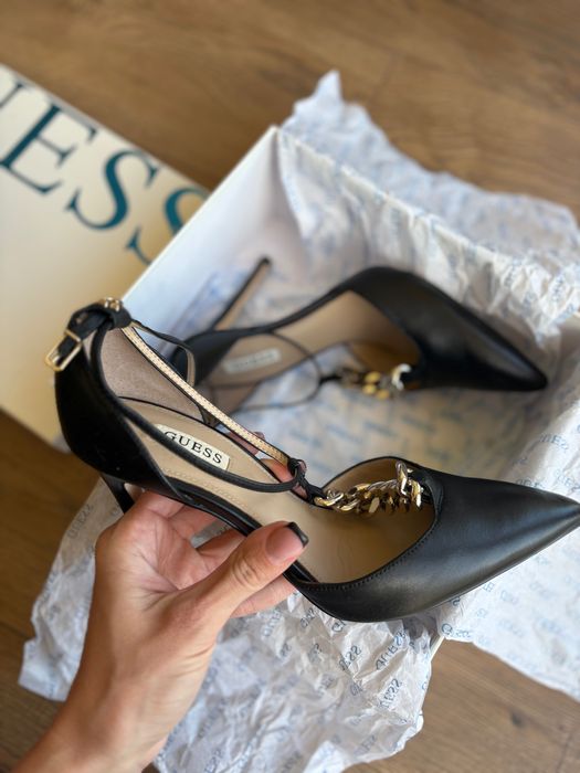 Обувки Guess със златни елементи