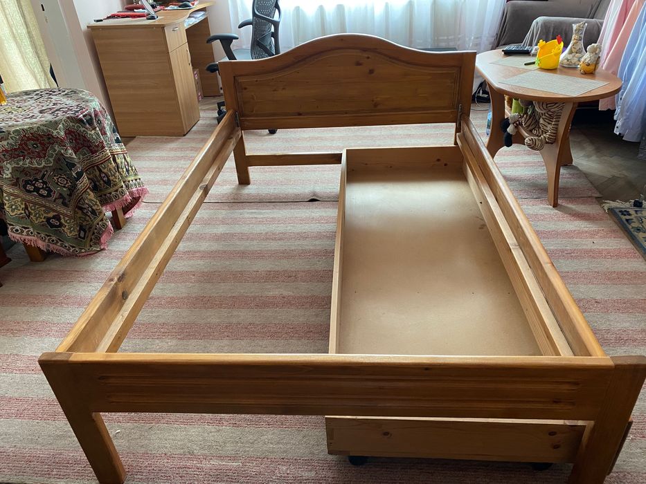 Vând pat din lemn cu lada mare de depozitare