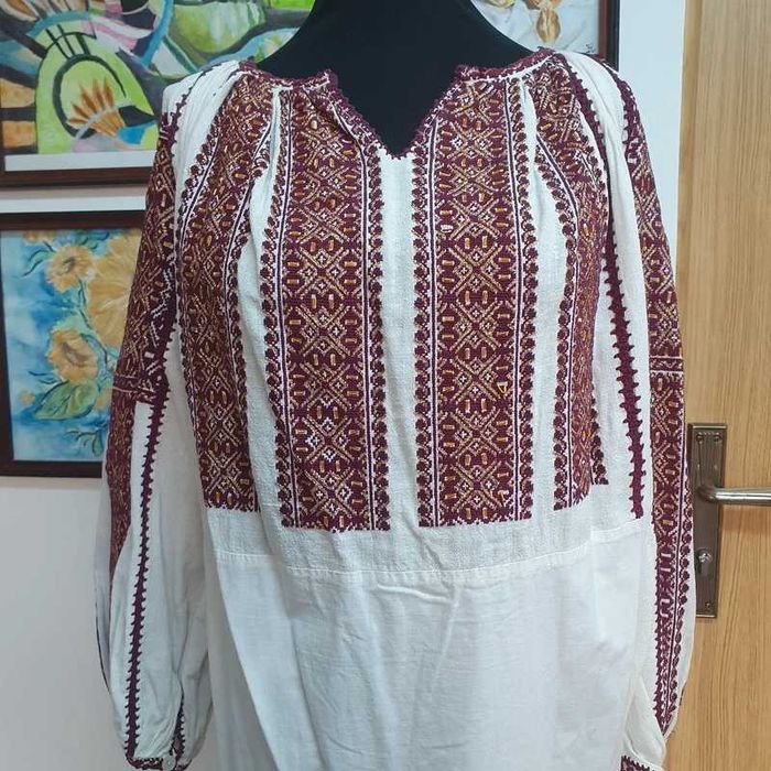 Rochie traditionala brodata de mana