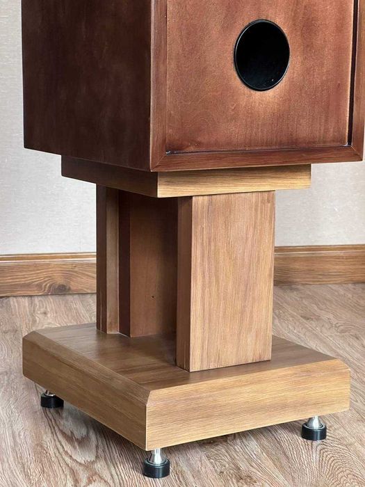 Продается акустика на широкополосных динамиках.