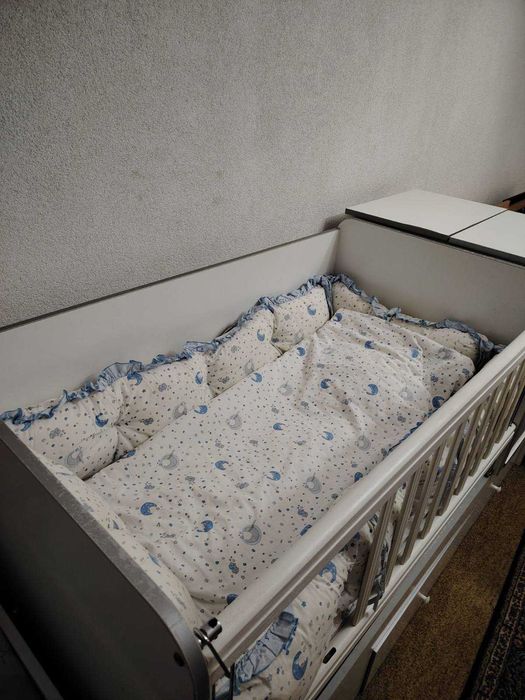 Бебешко легло с вграден скрин и чекмеджета