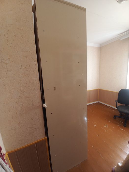 Шкаф сотаман ранги ок ойналий. Карши шахар