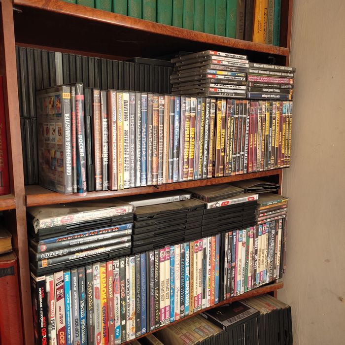 Tarixiy kitoblar va uyin disklari