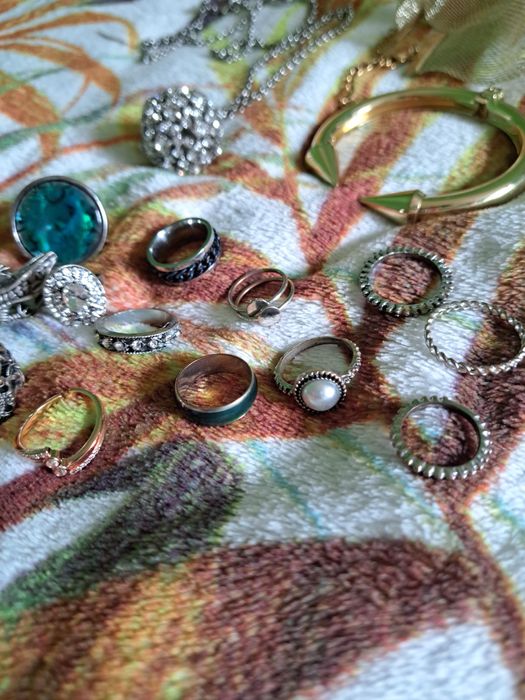 Дамски бижута, пръстени, кривни, колиета и гердани