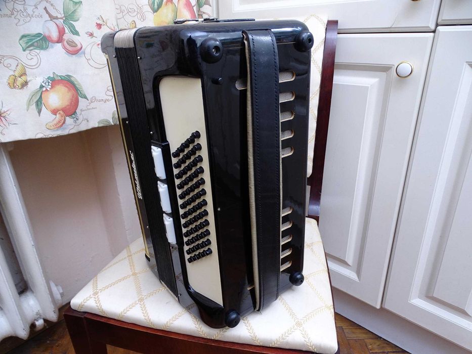 Много запазен стар акордеон Велтмайстер 60 баса