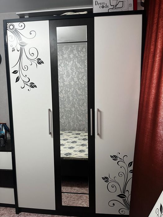 Шкаф с зеркалом в спальню