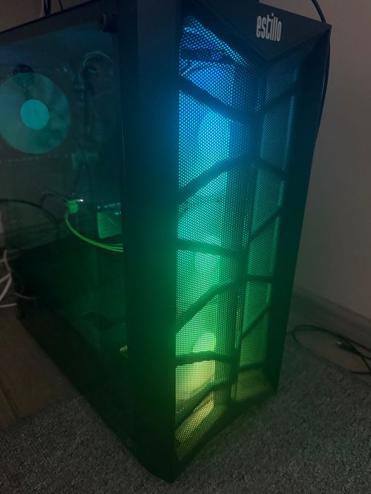 Геймърски компютър с цяла периферия