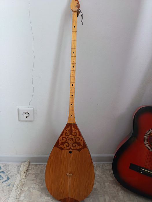 Продам домбра стоит без дела