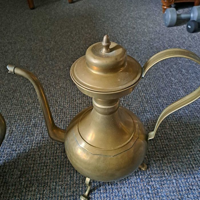 Vand doua carafe mari din alama si cupru .Trimit ramburs