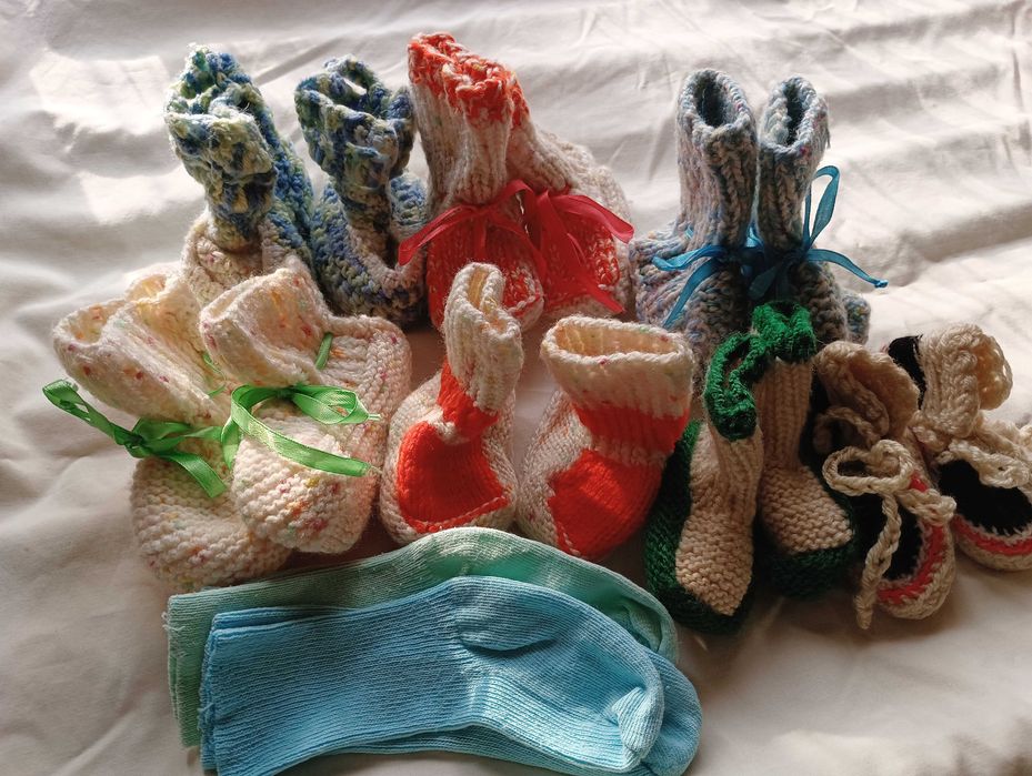 Продам  распашонки , пинетки , шапочки,  боди