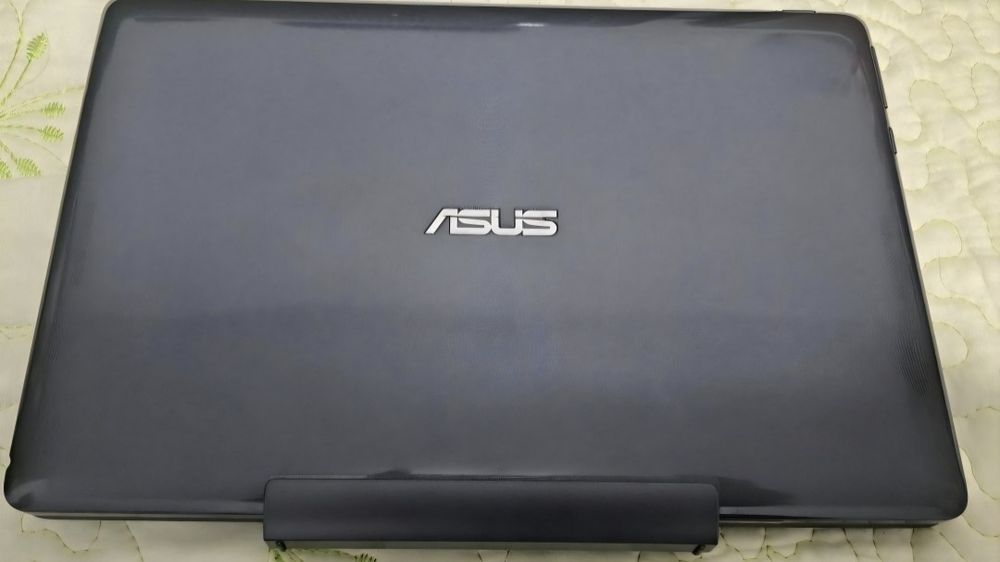 Laptop tableta Asus cu display  touchscreen