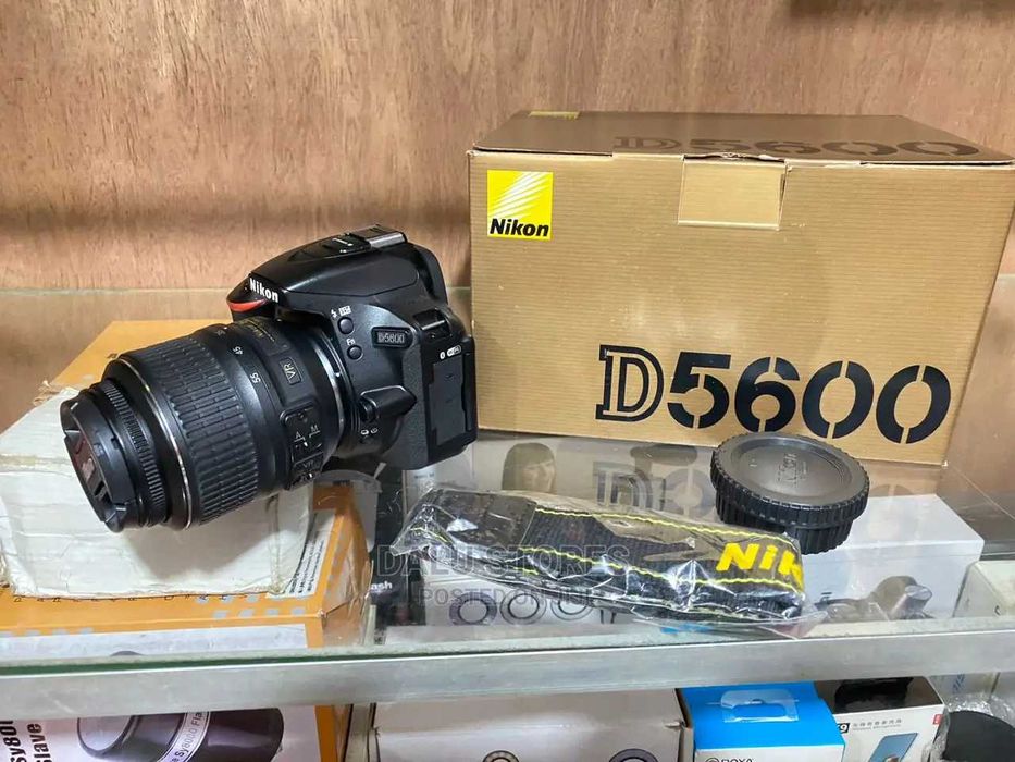 Nikon D5600 + Obiectiv 18-140mm VR (Stare Excelentă)