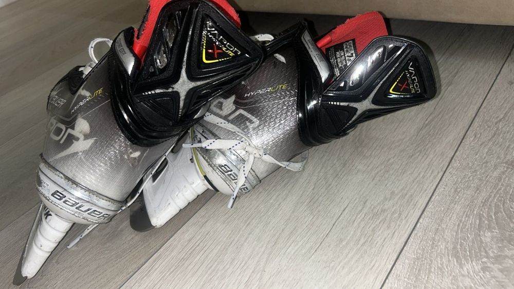 Хоккейный профессиональный коньки bauer hyperlite 1