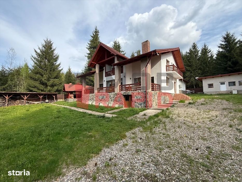 Cabana 500mp cu 1500mp curte, Colbița