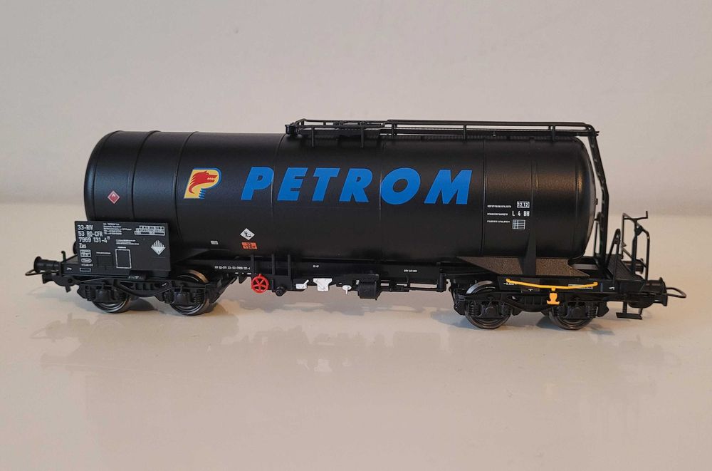 Vagoane CFR de marfa, H0, noi si complete.