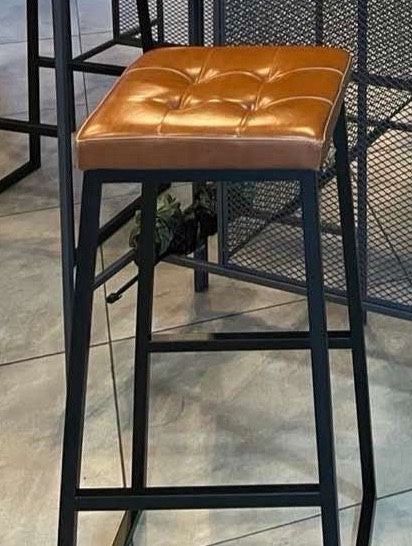 Продават се 8 броя бар столове тапицирани с искуствена кожа,