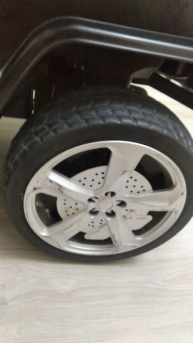 Машина детская на пульте.