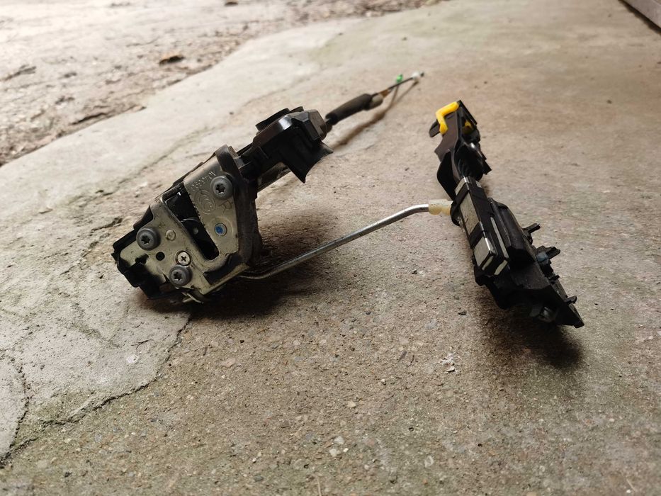 Комплект предна дясна  брава за тойота авенсис т27