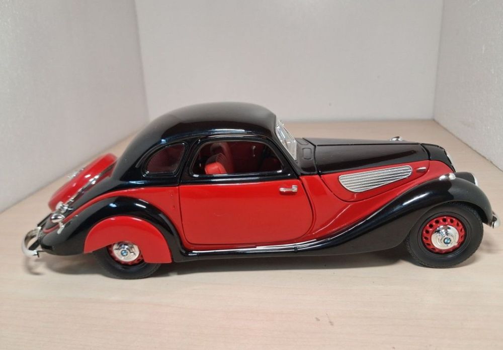 BMW327 guiloy 1 18 
Scara 1:18
Produs de guiloy

Pozele reflectă reali